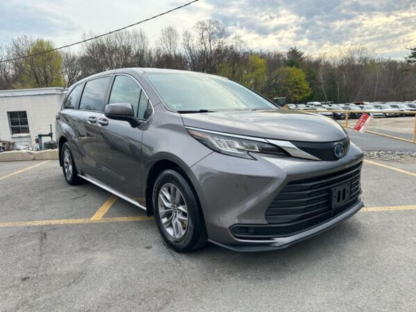 TOYOTA SIENNA LE 2022